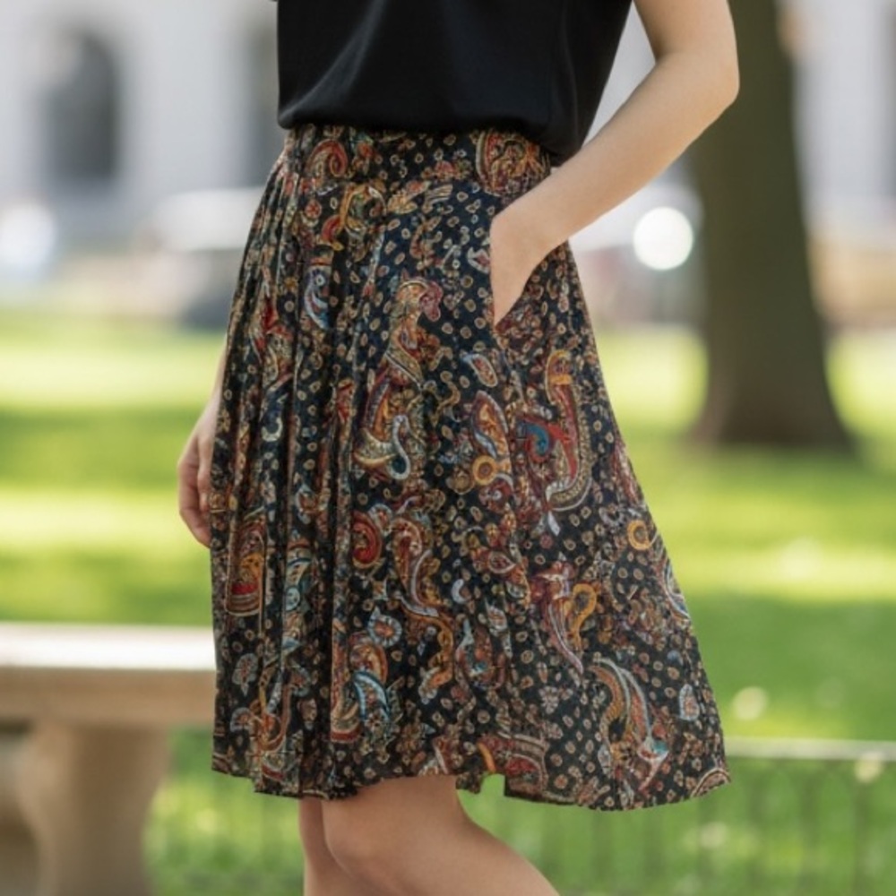 TOMMY HILFIGER PLEATED PAISLEY SKIRT. SIZE 12. PULL ON ELASTIC WAIST. LINED.